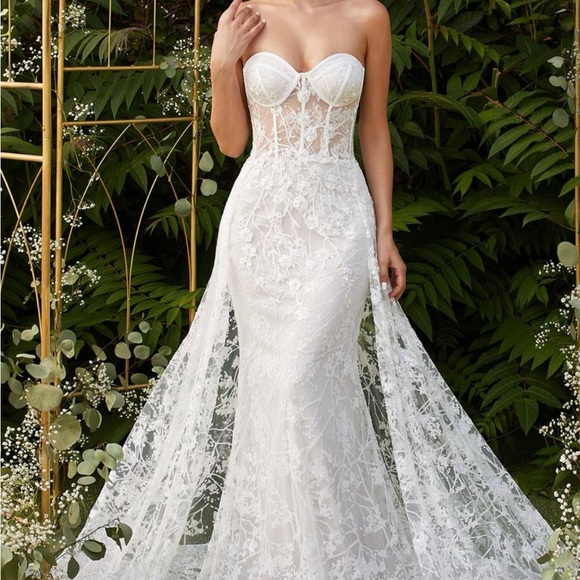 Dresses & Skirts - Elegant Strapless Lace Wedding Dress